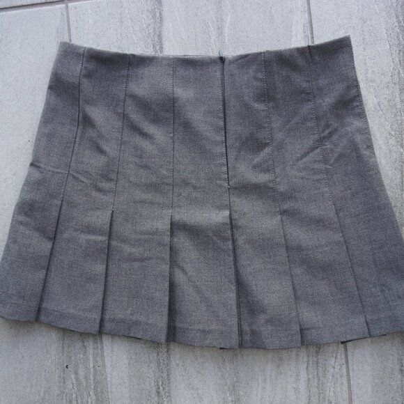 ZARA Gray Pleated Mini Skirt | Classic Schoolgirl Style | Size: S - Picture 6 of 7